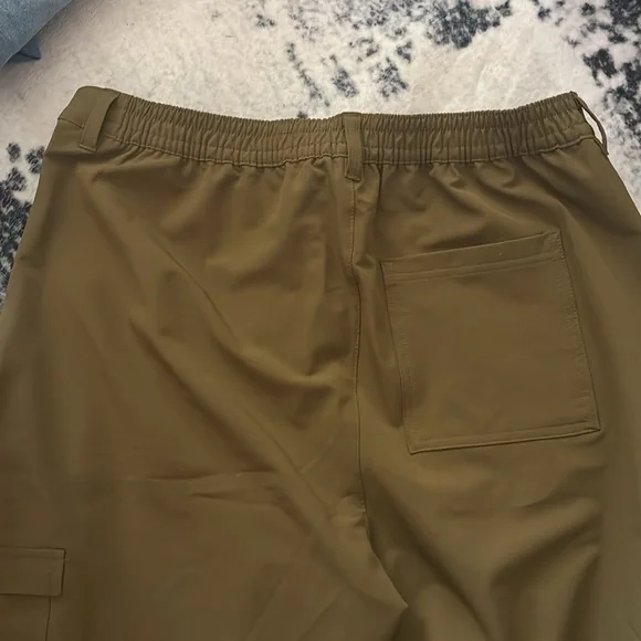 Old Navy High-Waisted All-Seasons StretchTech Cargo Pants - Picture 4 of 5